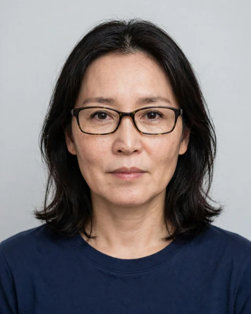 架空の女性の眼鏡姿を写したプロフィールアイコンの入力写真