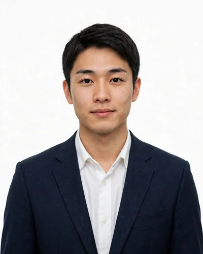 同じ人物を紺のスーツと白背景に整えた就活用AI証明写真の作成例