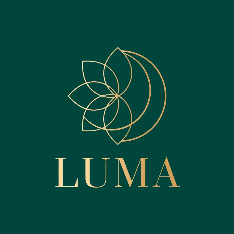 AIロゴ生成例：LUMA、深緑の背景に金色の花びらと三日月を組み合わせたブランドロゴ